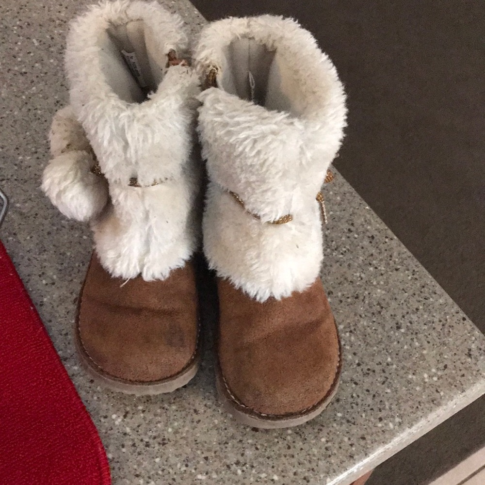 Girls size 7 boots wit the fur